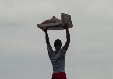 Un hombre rompiendo un televisor para sacar piezas que pueda aprovechar para su reciclaje en el vertedero de Agbogbloshie, Ghana, considerado el mayor vertedero de basura electrónica del continente africano.