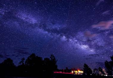 Las lluvias de meteoros, una especie de fuegos artificiales naturales que brillan en el cielo nocturno.