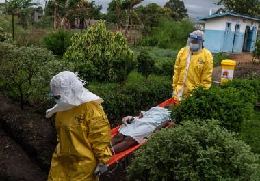 Personal médico traslada a un paciente con ébola a un centro de tratamiento, teniendo las medidas necesarias para no resultar contagiados.