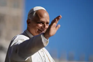 El Papa León XIV llega a su audiencia general semanal en la Plaza de San Pedro, en el Vaticano, el miércoles 16 de septiembre de 2026.