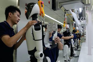 Trabajadores ensamblan un robot en la Superfábrica de Inteligencia Artificial Integrada de LY iTech en Pekín durante una visita de prensa en la Ciudad Electrónica de Pekín.
