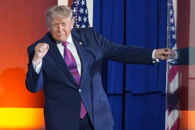 El presidente Donald Trump gesticula tras pronunciar un discurso en el Monumento Nacional del Monte Rushmore, el viernes 3 de julio de 2026, cerca de Keystone, Dakota del Sur.
