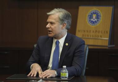 El director del FBI, Christopher Wray, responde preguntas durante una entrevista en Brooklyn Center, Minnesota.