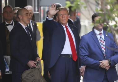 El expresidente Trump saluda a sus seguidores al salir de la Torre Trump, en camino a la Corte Criminal de Manhattan.