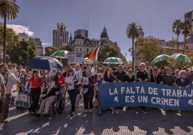 A medio siglo del golpe de 1976, la conmemoración de este año estuvo marcada por las protestas contra los profundos recortes presupuestarios y las políticas económicas del gobierno de Javier Milei, que han impactado también en la financiación de los sitios de memoria.