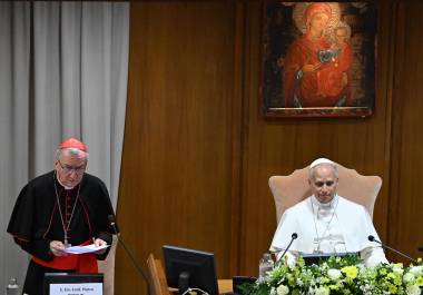 El cardenal Pietro Parolin (i) habla junto al papa León XIV durante la presentación de la primera encíclica del papa, “Magnifica humanitas”, en la Ciudad del Vaticano.