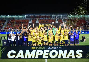 América Femenil levantó en San Antonio su primer trofeo de Campeón de Campeonas.