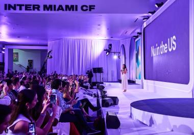 Personas asisten a la apertura del banco digital latinoamericano Nu este jueves, en Miami (Estados Unidos).