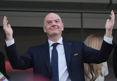 Infantino hace su propio Mundial: más de 16 mil kilómetros para ver partidos en tres países.