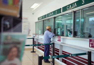 Miles de beneficiarios utilizan diariamente la Tarjeta Bienestar para cobrar apoyos sociales.
