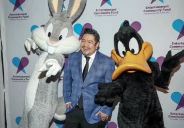 Eric Bauza, actor de doblaje de los personajes de Bugs Bunny y el Pato Lucas de los Looney Tunes.
