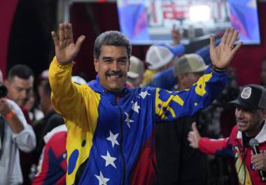 En el Palacio de Miraflores, Nicolás Maduro celebró su triunfo electoral rodeado por sus simpatizantes.