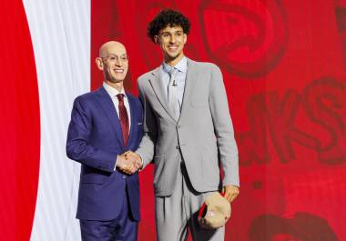 El basquetbolista francés Zaccharie Risacher posó con el comisionado de la NBA, Adam Silver, luego de ser elegido número uno en el Draft 2024 de la NBA.