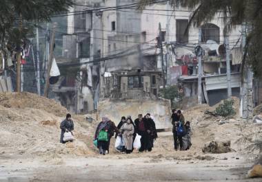 Los residentes del campo de refugiados Nur Shams, en Cisjordania, evacúan sus hogares mientras el Ejército israelí continúa su operación en la zona. FOTO: