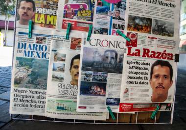 Primeras planas de medios nacionales en puestos de periódicos destacan el operativo en torno a El Mencho.