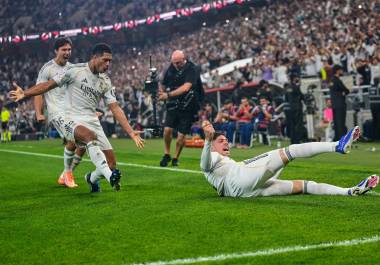Federico Valverde celebra su gol, el primero del Real Madrid, en el triunfo 2-1 ante el Atlético de Madrid que selló el pase blanco a la final de la Supercopa de España.