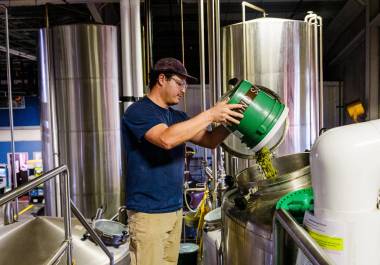 El aumento del precio del diésel está incrementando los costos de Maui Brewing, una fábrica de Kihei, Hawái, que importa materias primas para fabricar su cerveza.