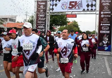 Los primeros lugares de las ramas femenil y varonil recibieron trofeos durante la ceremonia de premiación, realizada frente al Frontispicio del Tecnológico.