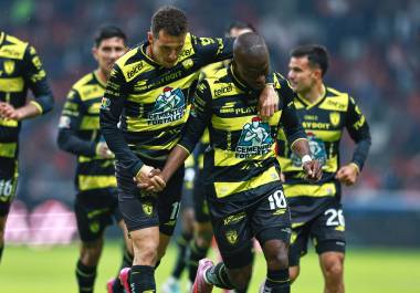 Toluca y Pachuca disputan un balón en medio campo durante el duelo de ida en el Estadio Nemesio Diez.