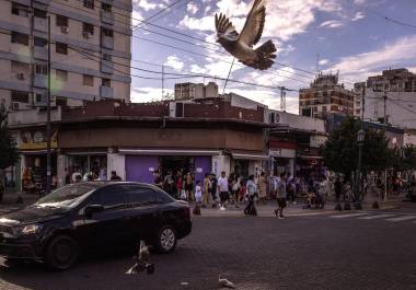 La vida cotidiana en el barrio de Liniers, un centro neurálgico del comercio y la inmigración en Buenos Aires, donde conviven diversas culturas en sus calles.