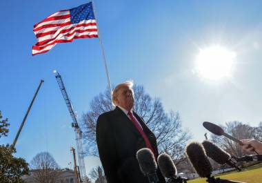 El presidente Donald Trump, previo a las negociaciones del Tratado México-Estados Unidos-Canadá (T-MEC), afirmó que EU no necesita de dicho acuerdo comercial, ya que “es irrelevante”.