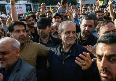 En un diario digital, Yousef Pezeshkian, hijo del presidente, ofrece a los lectores una mezcla de anécdotas personales y vistazos a lo que sucede tras bambalinas mientras los líderes iraníes son destituidos uno tras otro.