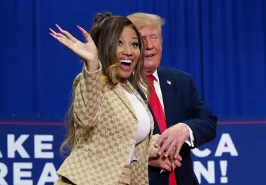 Apoyo. La intérprete de ‘Anaconda’ acompañó a Donald Trump en un acto político en Michigan, donde el mandatario respaldó al candidato republicano Mike Rogers.