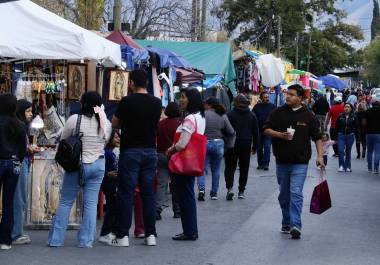 Comerciantes del Centro Histórico esperan un repunte en las ventas durante los días previos a Navidad, pese al aumento de visitantes y al menor gasto por persona registrado en esta temporada decembrina.