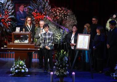 La periodista de TvAzteca encabezó la ceremonia de homenajes junto a los compañeros de Ventaneando de Daniel, así como actores que compartieron escenario con Bisogno.