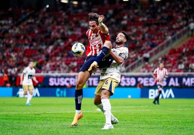 Chivas y Pumas empataron sin goles en un encuentro clave en el Estadio Akron, donde ambos equipos buscaban asegurar un lugar en la Liguilla.