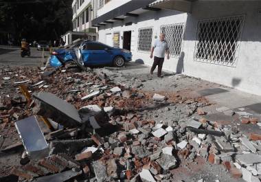 Un sismo de magnitud 7.4 sacudió el oeste de Colombia y dejó daños en edificios de Quibdó y Manizales; autoridades evalúan afectaciones y posibles réplicas.