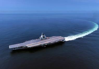 En esta imagen, distribuida por la agencia noticiosa china Xinhua, el tercer portaaviones de China, Fujian, realiza una prueba en el mar el 7 de mayo de 2024.