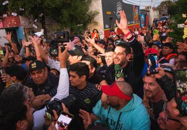 El conductor logró una conexión con los niños que llegaron a pedir un juguete.