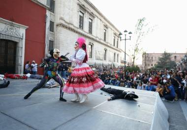 Agrupaciones de danza folklórica se presentaron en el Paseo Capital durante el espectáculo “Mujeres que Danzan”, evento que reunió a familias y visitantes en el Centro Histórico de Saltillo.