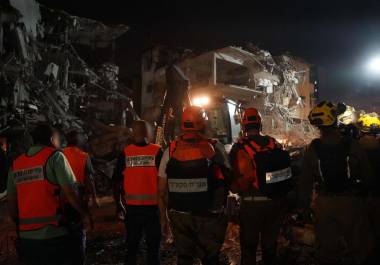 En medio de una fuerte tensión entre Irán e Israel, tras los recientes ataques, fuerzas policiales israelíes confirmaron la muerte de una ciudadana en Ramat Gan, la zona metropolitana de Tel Aviv, después del impacto de uno de los misiles.