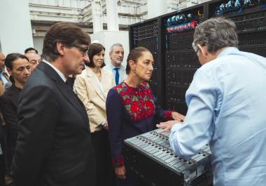 La presidenta de México, Claudia Sheinbaum (c), acompañada por el presidente de la Generalitat, Salvador Illa (i), ha visitado este domingo el BSC-CNS, en Barcelona, con vistas a reforzar la colaboración con España en el campo de la investigación y el desarrollo de la IA.