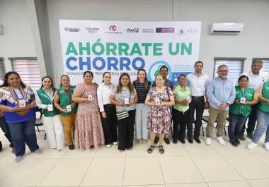 Arca Continental y Coca-Cola México, en colaboración con los gobiernos Estatal y Municipal, realizaron la entrega gratuita de 2 mil regaderas ahorradoras. FOTOS: CORTESÍA