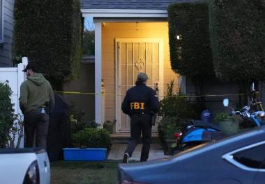 Agentes federales y fuerzas de seguridad acordonan la residencia de Cole Tomas Allen en Torrance, California, tras su detención en Washington D.C
