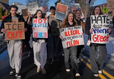 Estudiantes abandonan la escuela secundaria Roosevelt durante una protesta, el lunes 12 de enero de 2026, en Minneapolis.