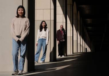 Myra Cheng, candidata a doctora en informática Cinoo Lee, investigadora postdoctoral en psicología, y Dan Jurafsky, profesor de informática y lingüística en el campus universitario de Stanford, California.