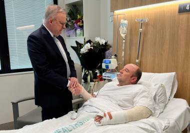 El Primer Ministro australiano, Anthony Albanese, se reúne con Ahmed al Ahmed en el Hospital St. George de Sídney.