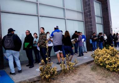 Contribuyentes forman largas filas desde temprano para aprovechar los descuentos.