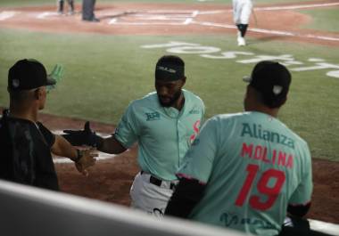La afición del Francisco I. Madero celebró otra victoria de Saltillo en una semana decisiva para la temporada.