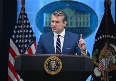 El secretario de Defensa, Pete Hegseth, en una conferencia de prensa en la que defendió la guerra de Estados Unidos contra Irán y el rescate de un piloto estadounidense derribado.