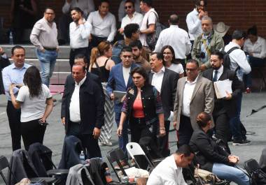 Ivonne Ortega diputada de Movimiento Ciudadano, junto a sus compañeros de bancada, durante su llegada la sesión ordinaria que se llevará en la sede alterna “Sala de Armas” para discutir la reforma al Poder Judicial.