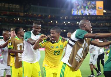 Al sudafricano, playera número 23, se le vió feliz y celebrando con sus compañeros después de vencer 1-0 a Corea del Sur en el Mundial, duelo que se disputó en Monterrey.