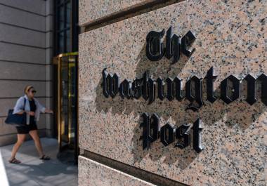 Como parte de una investigación entorno a un contratista del Pentágono que está acusado de llevarse a casa información clasificada, agentes del FBI catearon la casa de una reportera del Washington Post.