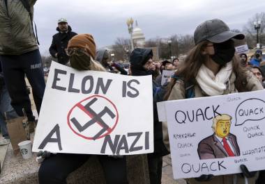 La gente protesta durante una manifestación contra Elon Musk frente al Departamento de Trabajo de Estados Unidos en Washington, el miércoles 5 de febrero de 2025.