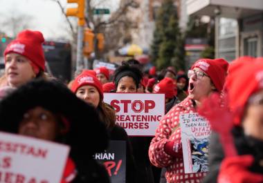 Enfermeras en huelga y simpatizantes se manifiestan fuera del Hospital Presbiteriano de Nueva York.