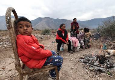 El termómetro marcó cinco grados centígrados en sectores cercanos a la sierra, donde familias salieron de sus tejabanes para buscar calor alrededor de fogatas improvisadas.